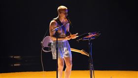 小賈斯汀（Justin Bieber）站上葛萊美舞台演出。（圖／美聯社／達志影像）