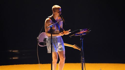 小賈斯汀只穿超短熱褲登葛萊美　裸身演出