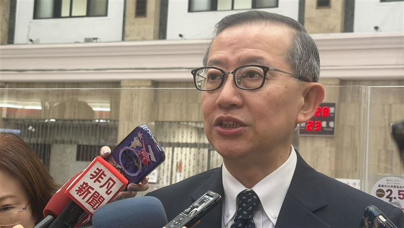 金價近期自高點回檔逾15%，台銀貴金屬部經理楊天立分析，此為「噴出式上漲」後的合理修正，目的是清洗浮額。今年受地緣政治、川普政策及聯準會動向三大因素影響，「劇烈波動」將成常態。不過外資仍看好長線，目標價上調至6,600美元，建議投資人採定期定額，切勿追高。（圖／記者師瑞德攝影）