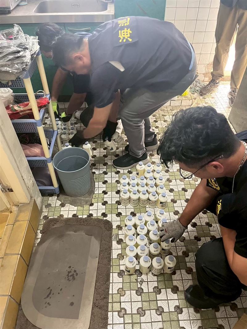 相關單位前往劉男住處搜索，共查扣1866瓶非法疫苗。（圖／翻攝畫面）