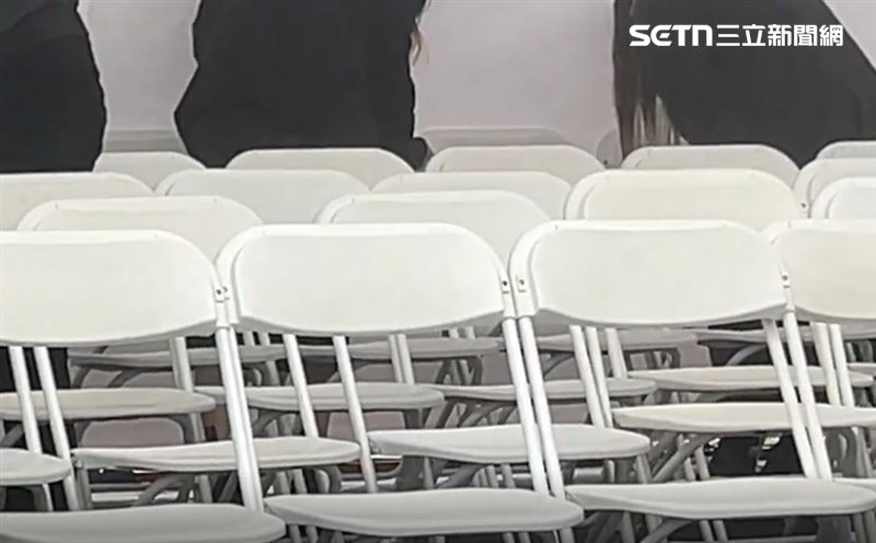 大S雕像揭幕儀式場佈中