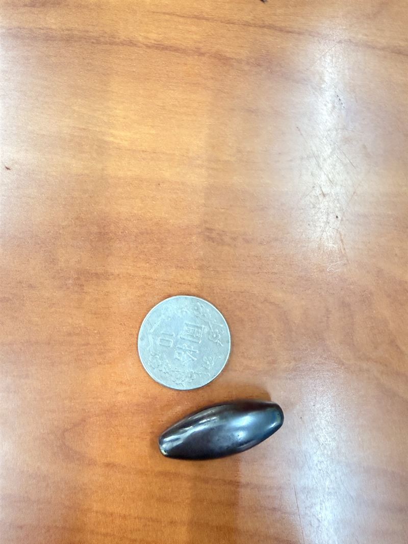 男童被逼吞下的磁鐵大小。（圖／翻攝畫面）