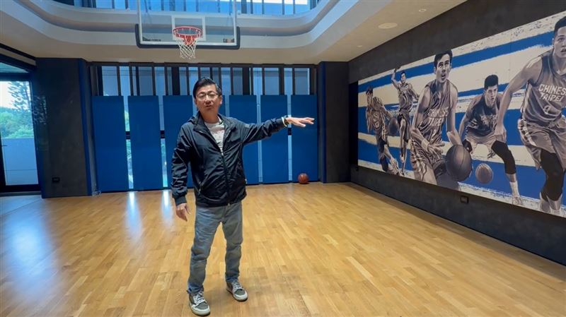 謝典霖強調豪宅裝潢並不奢華，貴的是電費，夏季1個月恐上看5萬。(圖／翻攝畫面)