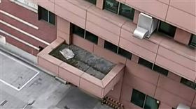 馬偕醫院大樓外有1名職員躺在高樓層的女兒牆。（圖／翻攝自爆料公社）