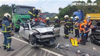 開車撿手機釀4連撞、奪2條命！運將下場曝