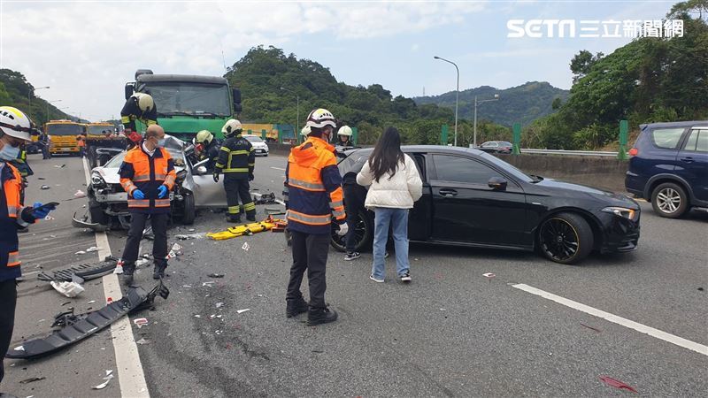 台北洪姓職業駕駛前年，開聯結車行經國道3號北向16.3公里處時，因行駛中撿手機，未注意車前情況，高速追撞前方4車，造成2死4傷悲劇。（圖／翻攝畫面）