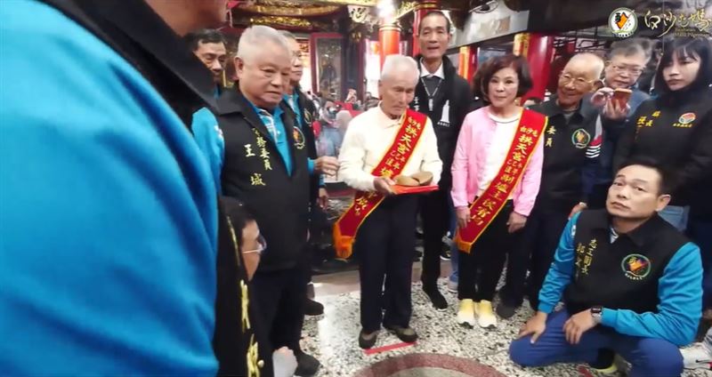 拱天宮白沙屯媽祖進香日期，透過爐主擲筊宣布4月12日起駕，展開8天7夜進香之旅，於4月20號回宮。(圖／翻攝自白沙屯拱天宮臉書)