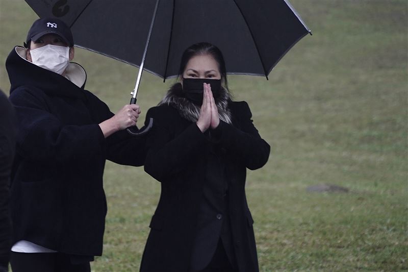 S媽雙手合十。（圖／記者趙于瑩攝影）