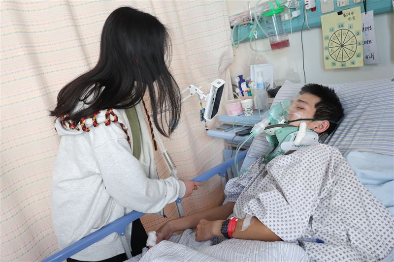 施姓男大生的前女友（左）到醫院探視男大生（右）。（圖／彰化醫院提供）