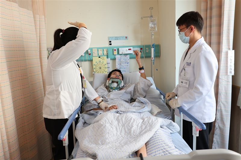 施姓同學積極配合復健。（圖／彰化醫院提供）