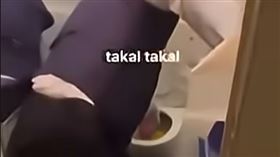 飛到一半廁所故障！15小時長途航班「空服員被迫用手挖馬桶」（圖／翻攝自YouTube）