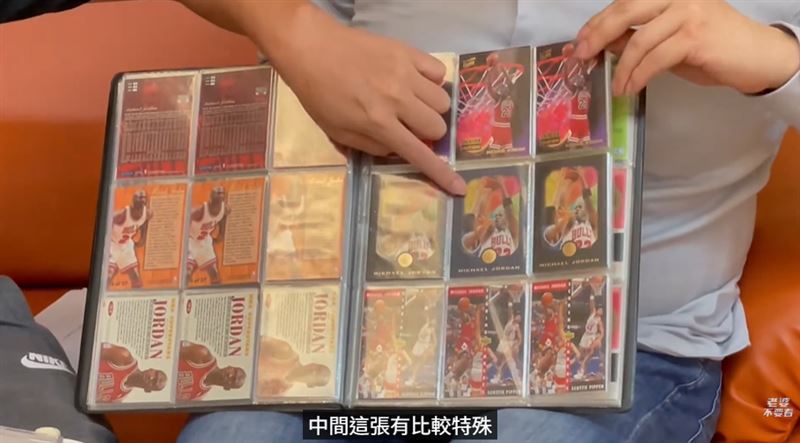 謝典霖收藏許多限量、高價的NBA球星卡。（圖／翻攝自老婆不要看YouTube頻道）