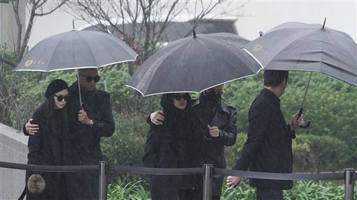 大S對年雕像揭幕！小S獻唱姊妹創作哽咽