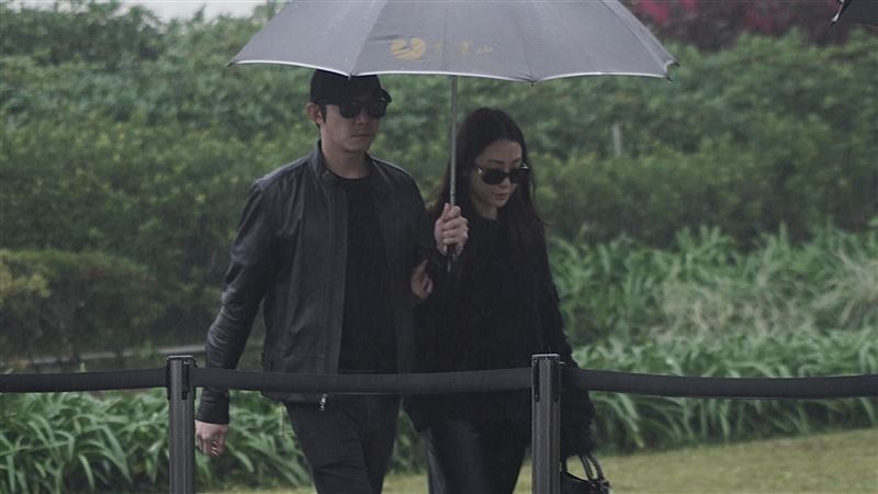 大S紀念雕像曝 謝欣穎、王柏傑現身悼念