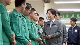 總統賴清德今（2）日赴台北北門郵局慰勉快捷郵件投遞同仁。（圖／總統府提供）