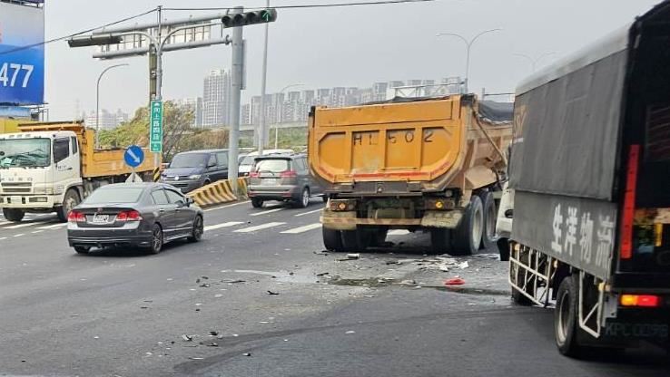 貨車與砂石車車頭對車頭碰撞上。（圖／翻攝畫面）