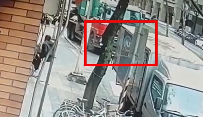 驚悚畫面曝!水泥車起步未注意輾斃單車女