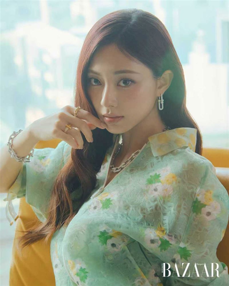 周子瑜完美駕馭各種風格截然不同的造型，粉絲大讚簡直「女神降臨」。（圖／翻攝自IG @thinkaboutzu）