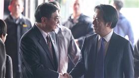 賴總統與卓榮泰握手致意總統賴清德（右）28日在台北圓山大飯店，出席2025客家貢獻獎暨客家事務專業獎章表揚典禮，與行政院長卓榮泰（左）握手致意。中央社記者徐肇昌攝 114年12月28日