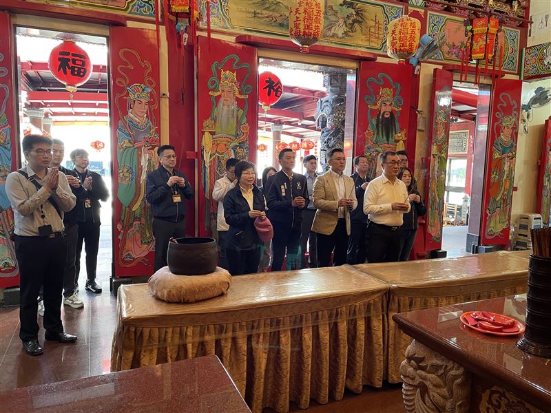 輝達落腳北士科天註定？福裕宮土地公「一個決定」留住兆元風水。【雙龍搶珠】、【大屯山靠山】、【萬鳥朝拜】3大風水曝光。圖為 台北副市長李四川領軍拜土地公。（圖／《軟橋福裕宮》提供）