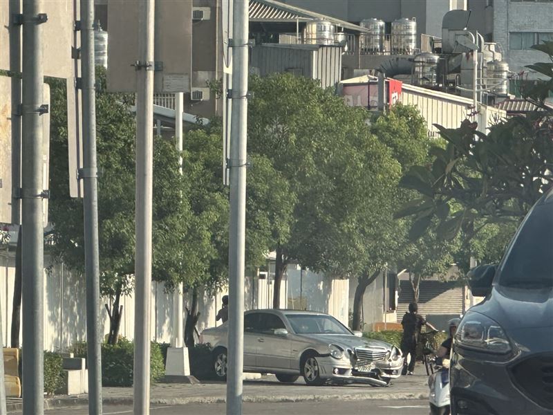 楊男為了規避警方查緝，未注意車前狀況自撞分隔島。（圖／翻攝畫面）