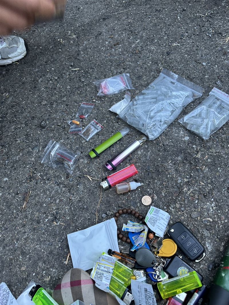 警方在楊男身上查扣大批毒品、依拖咪酯煙彈及子彈等證物。（圖／翻攝畫面）