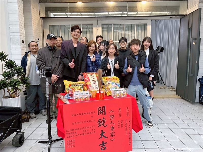 郭唐佑（前排左二）出席《整人專家》開鏡儀式。（圖／國際運動健康整復協會提供）