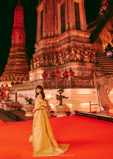 Lisa 驚豔曼谷！穿上 Balmain 金色泰絲禮服走紅毯，致敬詩麗吉王太后。（圖／翻攝自IG @lalalalisa_m）