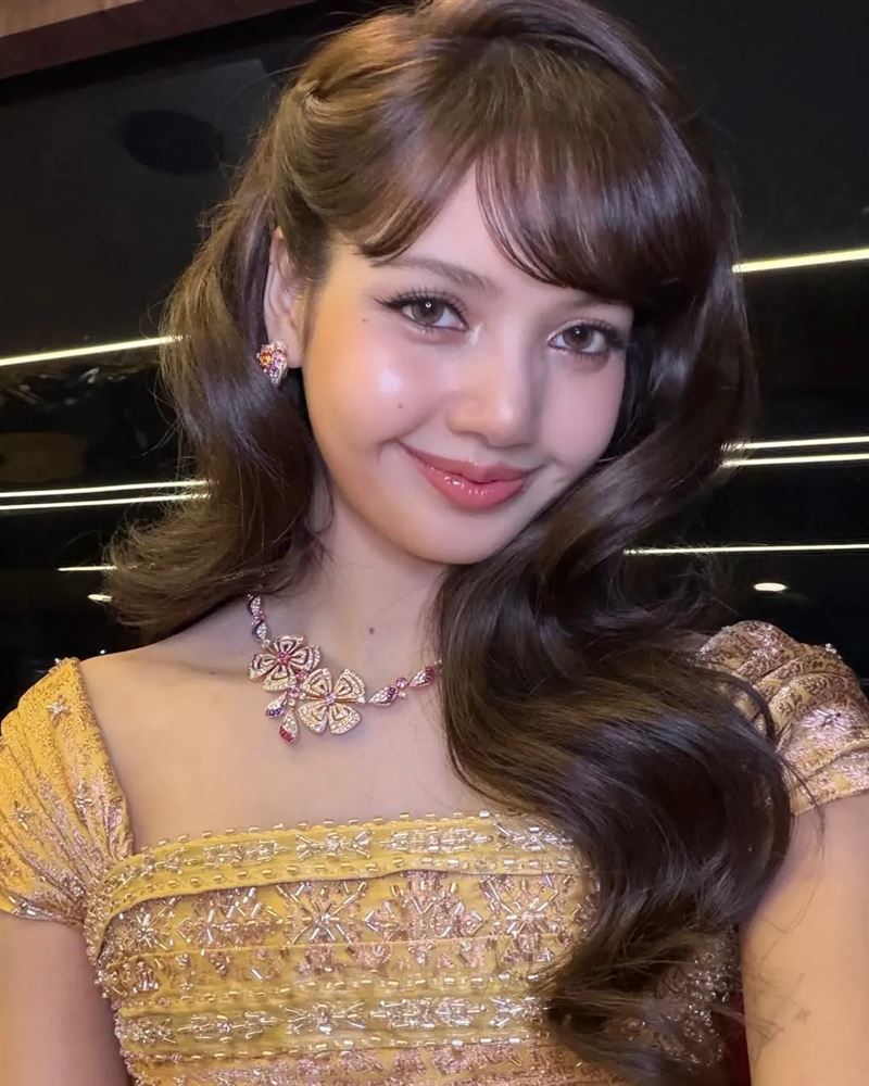 Lisa 配戴寶格麗珠寶走秀，貴氣逼人，代言人當得相當稱職。（圖／翻攝自IG @lalalalisa_m）