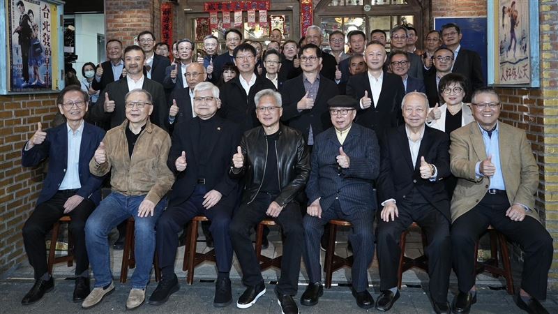 20260131兆元宴。坐在黃仁勳左右第一排的為緯創董座林憲銘、廣達副董事長梁次震、廣達創辦人林百里、台積電董事長魏哲家、聯發科執行長蔡力行以及華碩創辦人施崇棠，象徵AI產業鏈在2026年，正式邁入全面放量的關鍵時刻。（圖／記者鄭孟晃攝影）