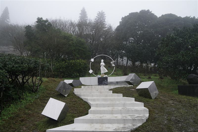 大S紀念碑階以S型設計。（圖／記者趙于瑩攝影）