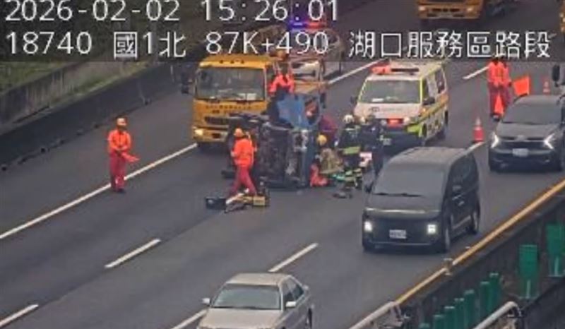 國道1號湖口路段小貨車自撞翻覆。（圖／翻攝畫面）