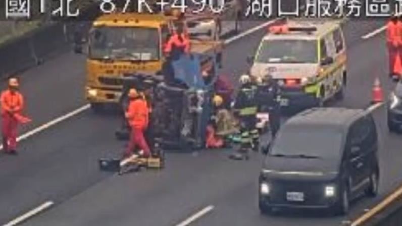 新/國1湖口貨車自撞 駕駛意識不清送醫