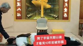 男持棍棒，稱「神醫」，可拔除體內毒針治病，中市衛生局：涉密醫依法嚴查，潭子，(圖／翻攝自社會事新聞影音)