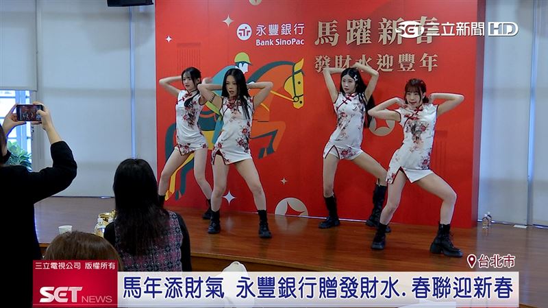 記者會上，啦啦隊舞蹈動作俐落有力，展現新年新氣象
