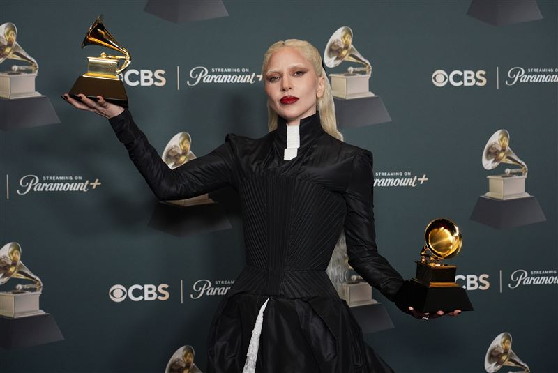 女神卡卡（Lady Gaga）抱回「最佳流行演唱專輯」和「最佳流行舞曲錄製」兩項大獎。（圖／美聯社／達志影像）