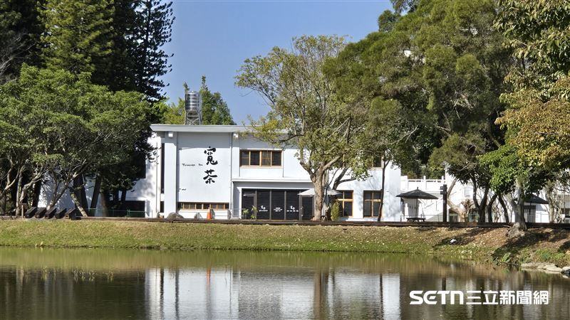 座落於園區靜謐一角的寬茶一號院，是由昔日的主管單身宿舍改造而成。這座日式木造建築保留了洗鍊的歷史線條，與周邊的綠意完美融合。當陽光穿透格柵灑進室內，濃郁的茶香隨之撲鼻而來，彷彿將時光倒流回六十年代的慢步調生活。（圖／林業保育署台中分署授權提供）