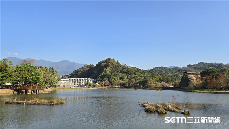 東勢林業文化園區集歷史工業美感與自然美景於一身，園區內著名的「貯木池」宛如台中版雲山水，池水倒映著翠綠山巒與藍天，風景如詩如畫。（圖／翻攝自東勢林業文化園區臉書）