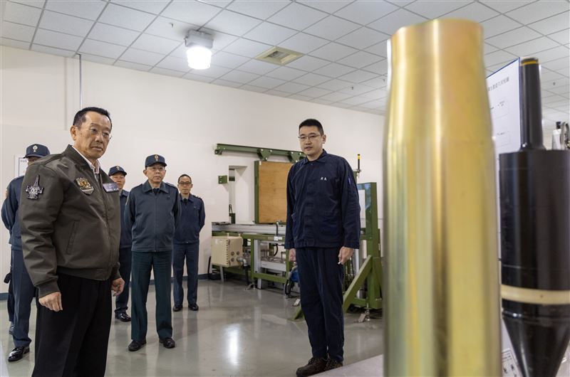 顧立雄2日實地了解軍備局第202廠砲彈生產過程（圖／國防部提供）