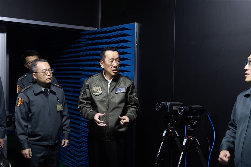 顧立雄視導規格鑑測中心（圖／國防部提供）
