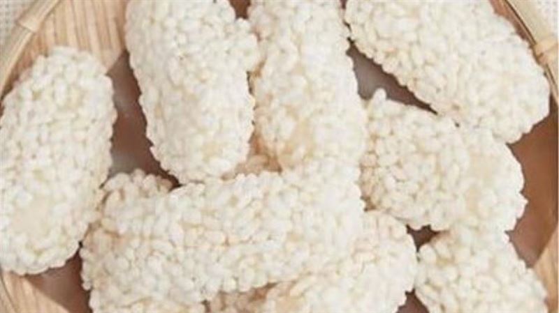 營養師劉怡里提醒，吃2顆「麻粩」等於喝了1湯匙的油。(圖／翻攝畫面)