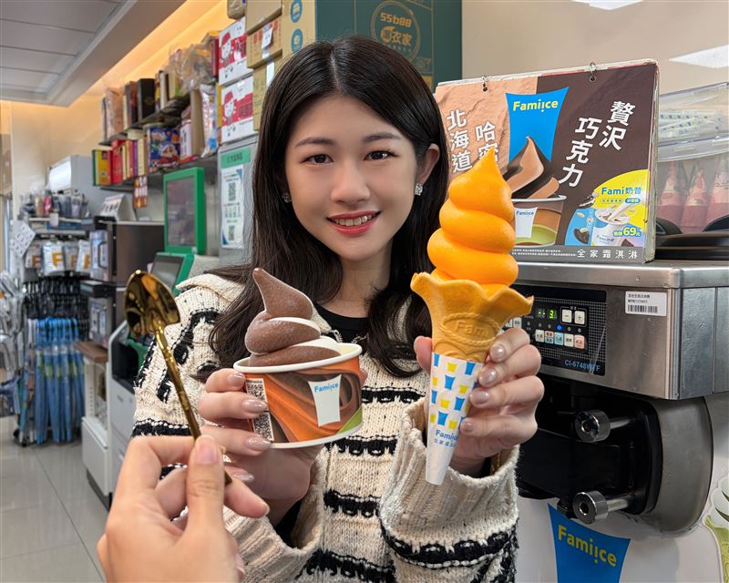 全家推「奢華贅澤巧克力霜淇淋」，18元加購金鏟匙添好兆頭。（圖／品牌業者提供）