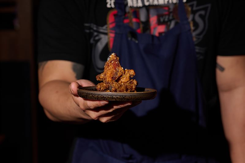 台灣首推新品「麻油醬燒雞翅」。（圖／品牌業者提供）