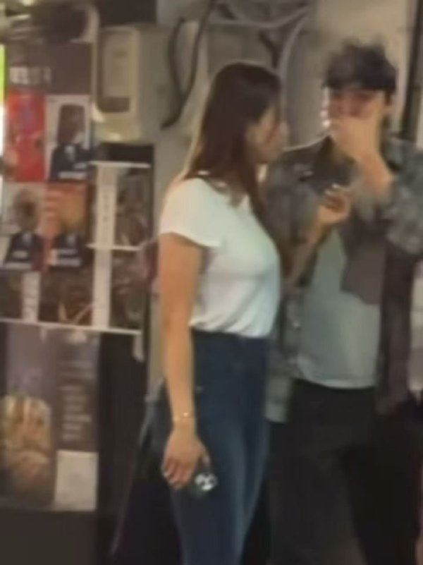 有網友聲稱偶遇吳世勳，疑似拍到與女方同框照。（圖／翻攝自微博）