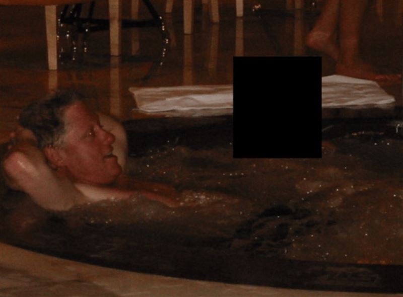 柯林頓和性虐受害者共浴照流出。（圖／翻攝自X平台 @remarks）