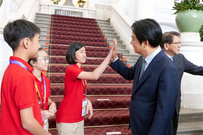 總統賴清德今(2)日接見亞太資通訊科技聯盟大賽APICTA Awards 2025獲獎代表隊。(圖/總統府提供)