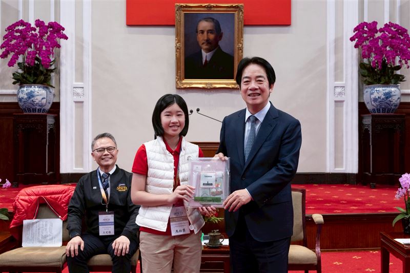 總統賴清德今(2)日接見亞太資通訊科技聯盟大賽APICTA Awards 2025獲獎代表隊,並頒獎給復興小學馬柏霖同學。(圖/總統府提供)