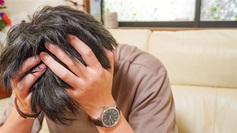 頭皮屑狂飛!男大生癢到抓破血染沙發