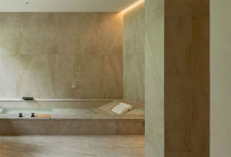雲品所營運的「蘇卡利漫活」浴室空間寬敞，每間客房都可享受自己的獨立溫泉。（圖／飯店旅宿業者提供）