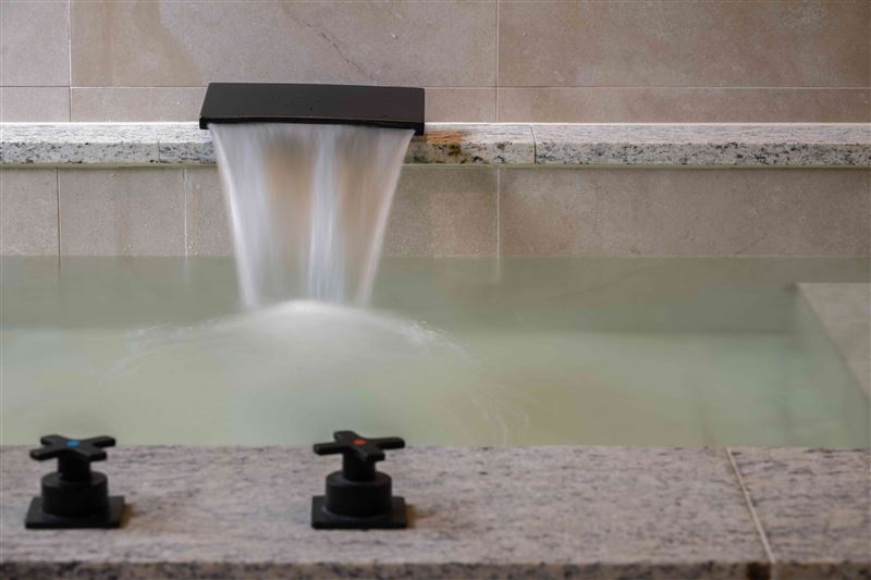 蘇卡利漫活每間客房都有自己的客房溫泉，溫泉值為無色無味的碳酸氫鹽泉。（圖／飯店旅宿業者提供）